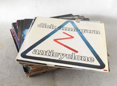 une pile de CD empilés les uns sur les autres