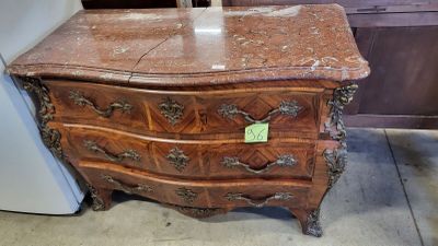 1 commode marquetée glabée de style Louis XV dessus marbre c…