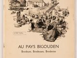 un dessin en noir et blanc représentant un groupe de personnes assises sur une plage