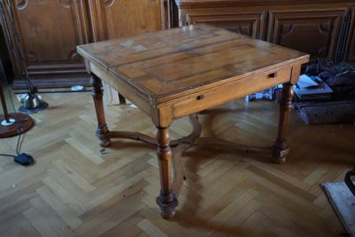 Table de salon à plateau dépliant et à décor géométrique mar… - Photo 1