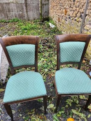 Chaises bois et tissus. Quantité : 17 chaises.