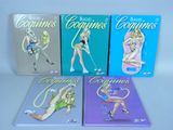 quatre livres alignés, de couleurs et de motifs différents, sur un fond blanc