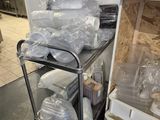 de nombreux sacs de provisions posés sur un chariot dans la cuisine