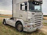 un camion garé dans l'herbe au bord de la route
