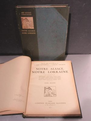 un livre ouvert posé sur une table à côté d'une boîte