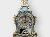 une horloge accrochée au mur sur laquelle se trouve une autre horloge