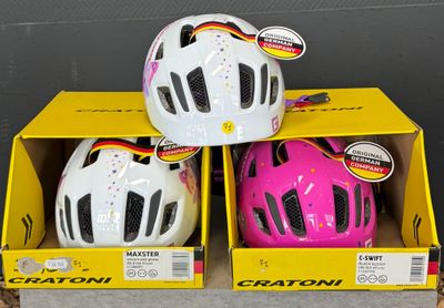 Des cartons contenant des casques sont empilés les uns sur les autres sur une table