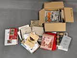 de nombreux livres dans une boîte posée par terre