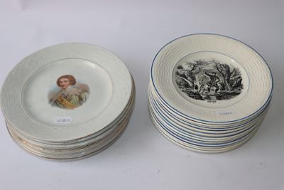 une pile d'assiettes sur lesquelles figure l'image d'une femme