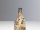 une image représentant un petit vase orné d'un motif marron et vert