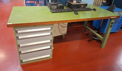 une photo d'un établi sur lequel est posé un ordinateur portable
