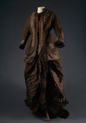 une photo d'une robe et d'un manteau marron présentés sur un mannequin