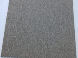 un morceau de tissu gris posé sur une surface blanche, avec une étiquette de prix
