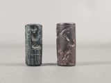 deux types différents d'objets en argent et en bronze sur un fond blanc