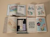 un grand nombre de livres ouverts sur une table