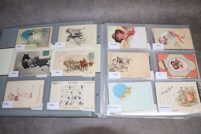 de nombreuses cartes postales anciennes exposées par terre