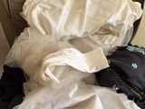 une valise pleine de vêtements et un sac de vêtements