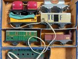 une boîte contenant tout un tas de petits trains