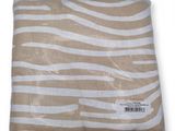 coussin à motif zébré marron et blanc sur fond blanc