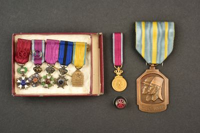 deux médailles et une médaille dans une boîte posée sur une table
