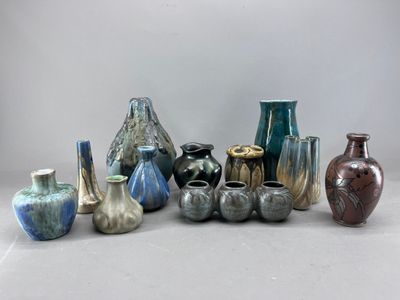 un grand nombre de vases posés sur une table