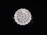 une bague en or blanc et diamants