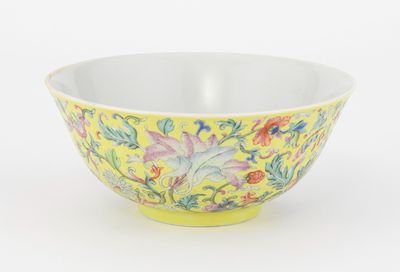bol jaune et rose orné d'un motif floral sur fond blanc