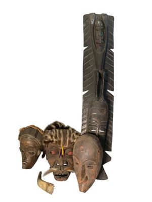 une sculpture en bois représentant un homme et une femme dotés de cornes