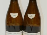 deux bouteilles de vin posées l'une à côté de l'autre sur une table