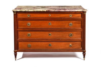 une commode à dessus de marbre sur fond blanc