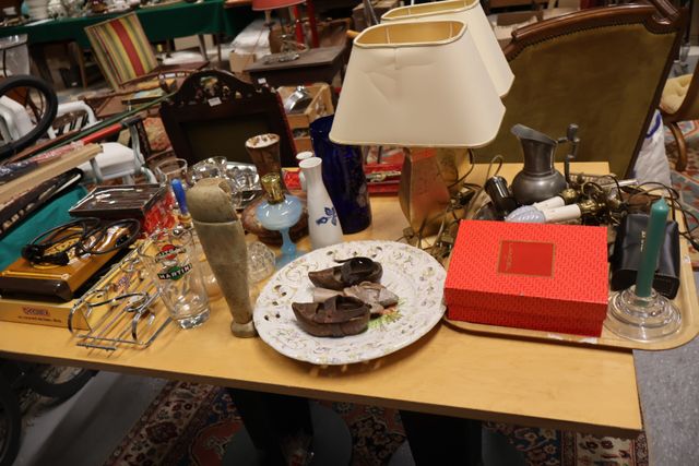 Important lot de bibelots modernes, fleurs artificielles, cannes,...