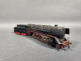 un petit train posé sur une table
