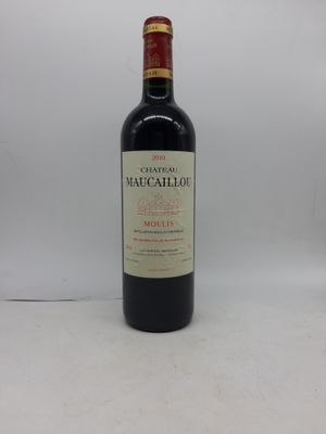 une bouteille de vin rouge posée sur une table blanche