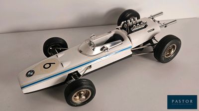 une image représentant une maquette de voiture de course