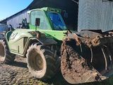 un tracteur qui est à l'arrêt dans la terre