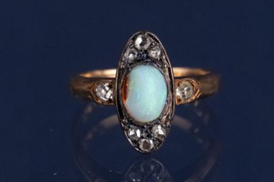 une image représentant une bague en or sertie d'un oplite et de diamants