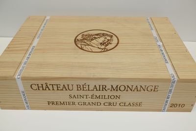 La boîte est en bois et porte un logo.