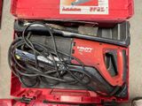 une boîte à outils rouge avec des outils sur le sol