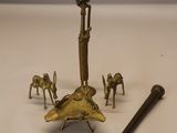 des figurines d'animaux en laiton et une batte de baseball posées sur une table