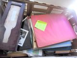 beaucoup de dossiers dans une boîte sur laquelle est collée une étiquette jaune