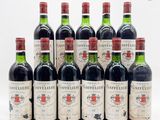 plusieurs bouteilles de vin sont alignées sur une surface blanche