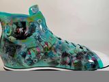 une photo d'une paire de chaussures sur laquelle figure une image