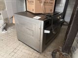 une boîte posée sur une cuisinière dans une cuisine