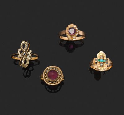 un lot de cinq bagues en or et diamants