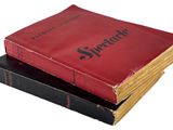 deux livres empilés sur une table