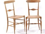 une paire de chaises en bois sur fond blanc, avec une toile de fond blanche