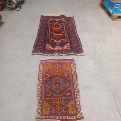 Plusieurs tapis sont alignés sur le sol dans une pièce