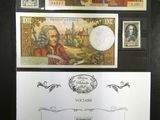 Deux types de timbres différents sont exposés dans un cadre noir