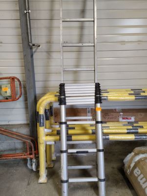 deux échelles posées l'une à côté de l'autre dans un garage