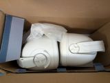 une boîte contenant deux appareils électroménagers blancs